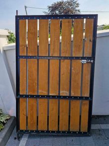 Side Gate
