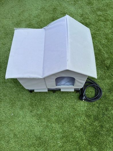 Outdoor heated cat house