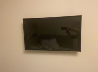 LG television (32 inch)