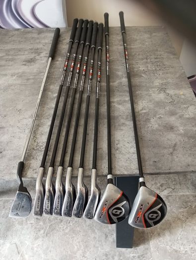 Dunlop golf clubs and bag with stand. Right handed clubs.
