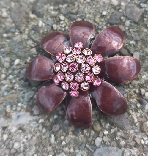 Vintage jewelry is sold individually for 5 to 10 euros