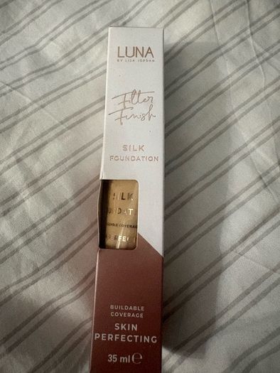 Luna by Lisa foundation shade beige 4.5