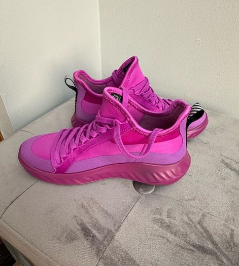 Ecco Kids trainer, newer worn. Size 31