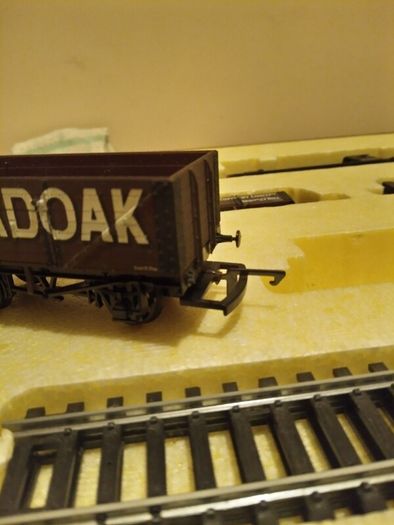 Hornby etc. OO Train/Carriages etc. Job lot. READ AD.