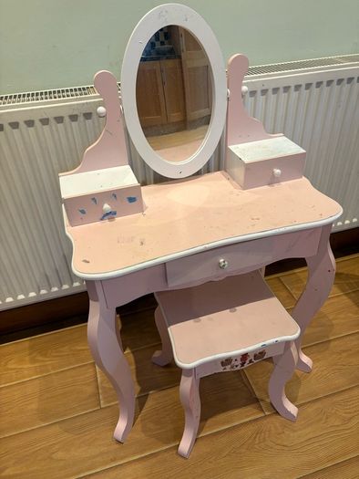 Kids table and chair
