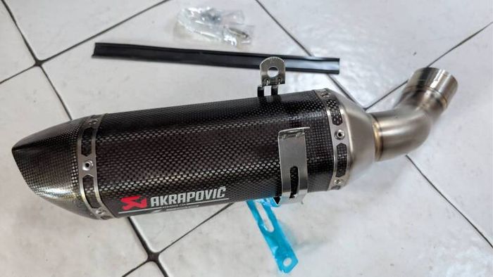 Kawasaki Z900 Akrapovic can