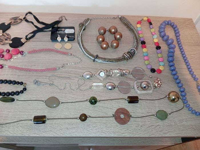 Collection of costume Jewellery bracelets necklace all sorts no broken pieces various brands