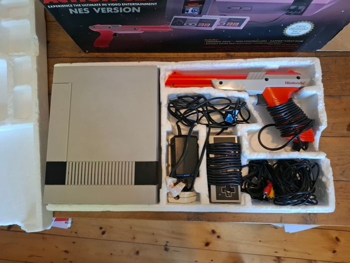 Nintendo NES Action Set Console  Complete In Box w/ Mario Duck Hunt & Zapper