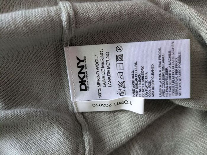 Men's DKNY v-neck jumper brand new