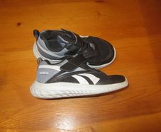 Reebok    size junior 8