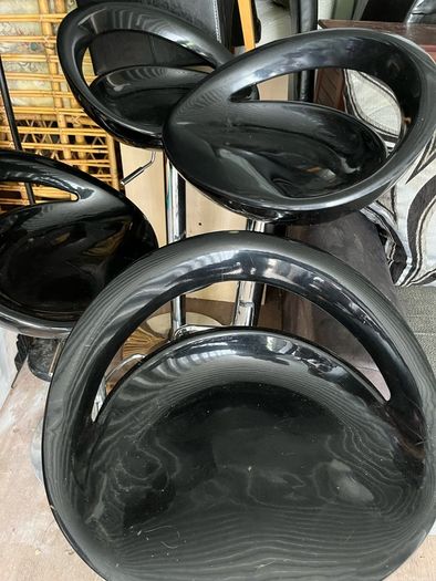 black stools