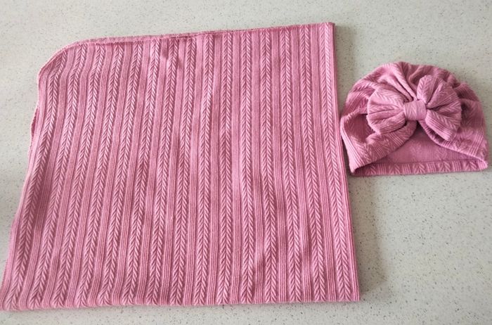 Baby pink ribbed blanket and matching bow hat set
