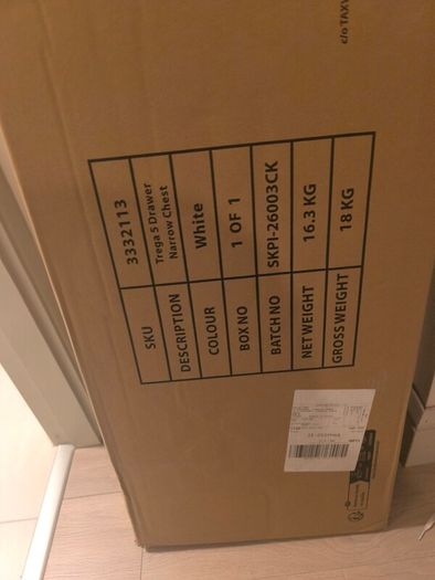 2 narrow chest of drawers