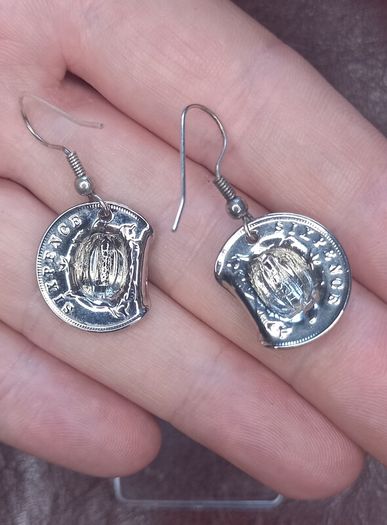 Vintage jewelry is sold individually for 5 to 10 euros