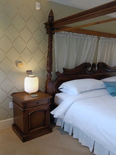 Four poster carved Indonesian bed super king incl bedside tables and dresser
