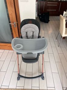 high chair. Maxi cosi