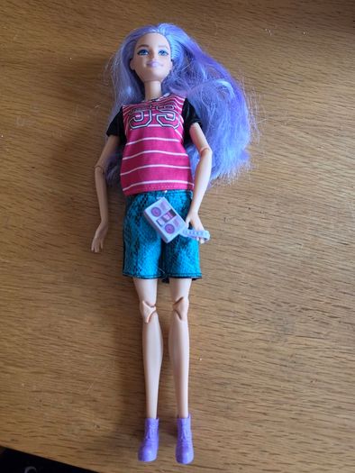 Barbie dolls made to move