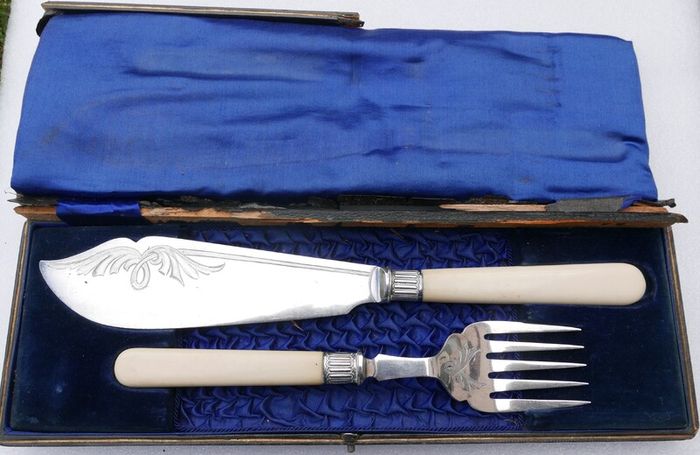 Vintage Art Deco Hallmarked Silver Plated Fish Servers: Sheffield