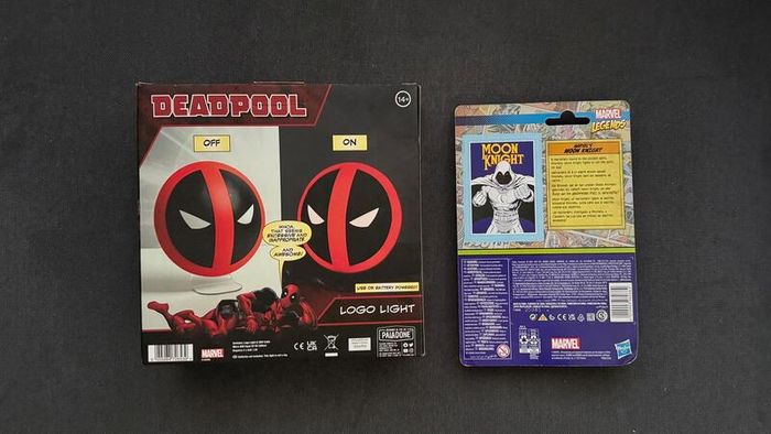 Marvel Deadpool Logo Light + Marvel Legends Moon Knight