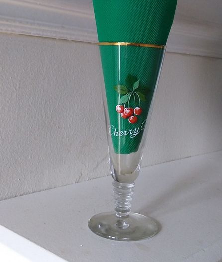 SALE -------  Cherry B - 1960s : Vintage Wine Glass