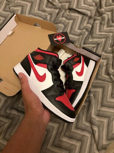 Jordan 1 Mid "Fire Red"