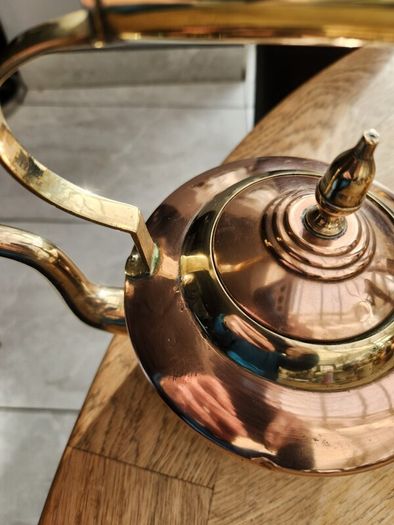 Two antique polished kettles in brass and copper. Stunning.
