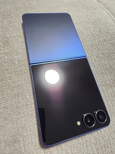 Samsung Galaxy Z Flip 7 512GB - Like New, 1 year old - 12 mth Samsung Waranty - Blue color