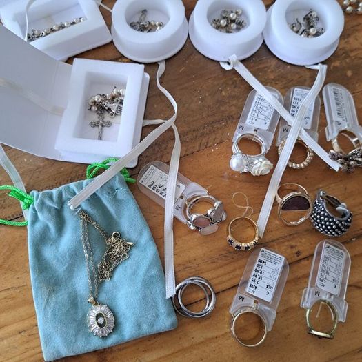 Mixed lot of jewellery, cuff links, Rosary beads, Vintage brooches,necklaces,earrings