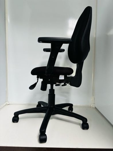 office chair Highest Grade (new cost 899 sterling )