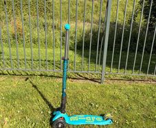 Kids maxi micro scooter in teal for ages 5-12!