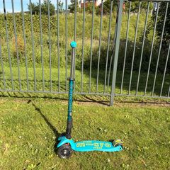 Kids maxi micro scooter in teal for ages 5-12!