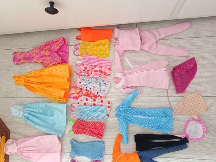 barbie house + dolls + accessories