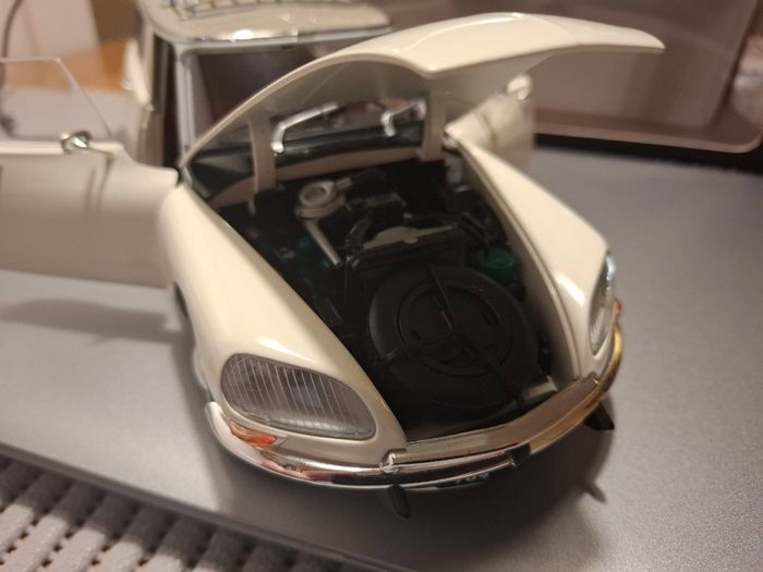 Citroen DS 21 Break 1970 White/Grey - Norev - 1:18 - New in Box