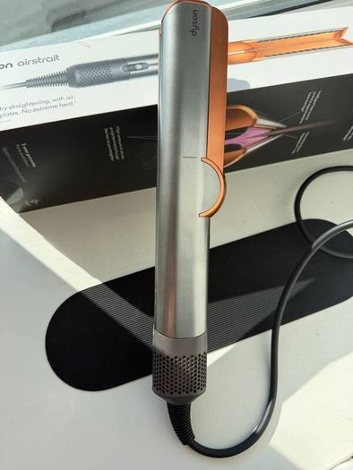 Dyson Airstrait