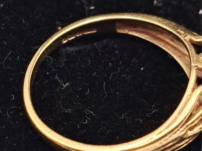 Vintage 9ct  yellow gold garnet ring