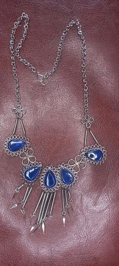 Vintage jewelry is sold individually for 5 to 10 euros