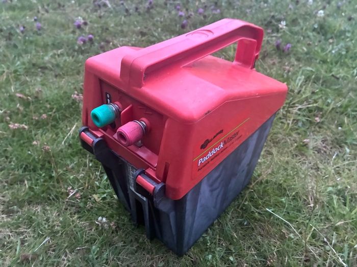 Battery powered fencer