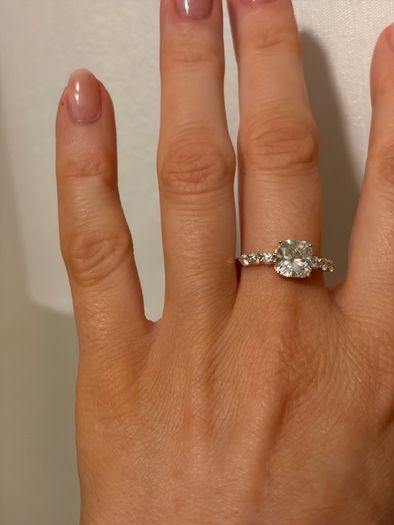 2ct Diamond cushion ring, 14kt gold