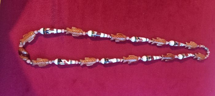 Vintage jewelry is sold individually for 5 to 10 euros