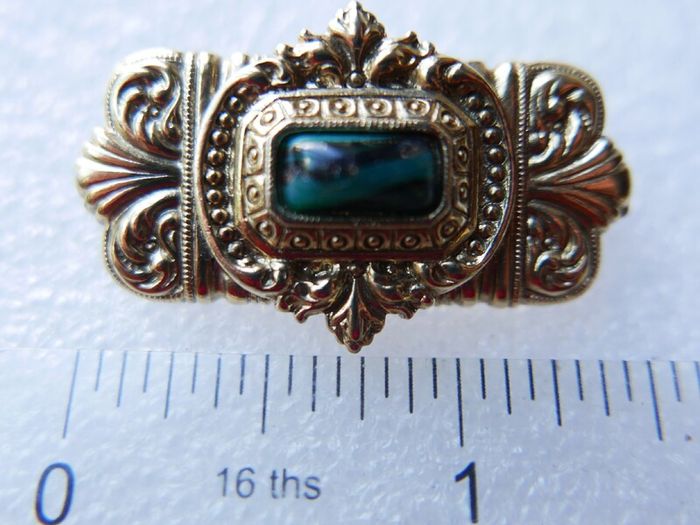 Vintage gold tone brooch with Green Faceted Stone