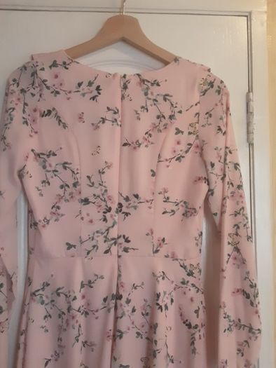 Dress/Floral Long Sleeved Dress .. Size: 8 UK .. 36 EU .. Length: 34 ins