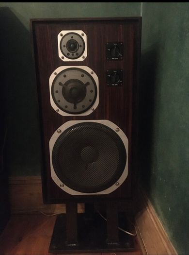 Yamaha NS 1000 speakers, includes front grill/ net and spiked stands.working perfectly, iEbony finish. Fabulous product.