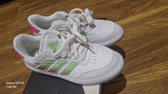 Genuine adidas Womens Courtblock runners size 6 new