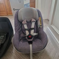 Maxi Cosi 2way Pearl and isofix base