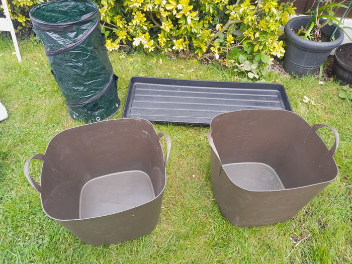 2 x large 40 l flexible tubes 1 tomato strawberry planter and large tray