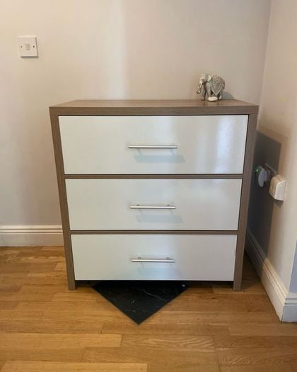 Chest of drawers
