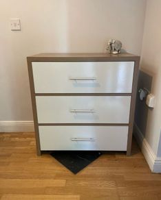 Chest of drawers