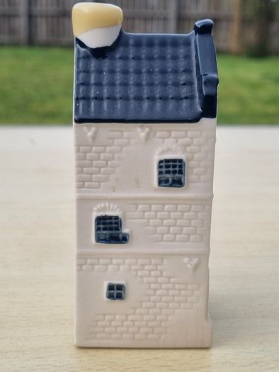 KLM Delft Blue ceramic collector's house, manufactured by Bols