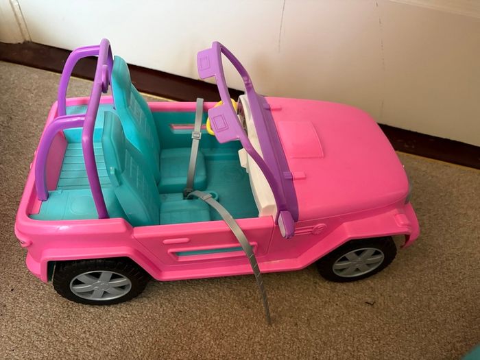 Barbie Bundle - sewing machine/horses