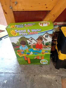 Sand and water play table
